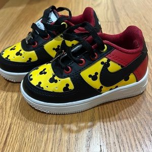 COPY - Mickey Nike toddler size 6 Air Force one shoes